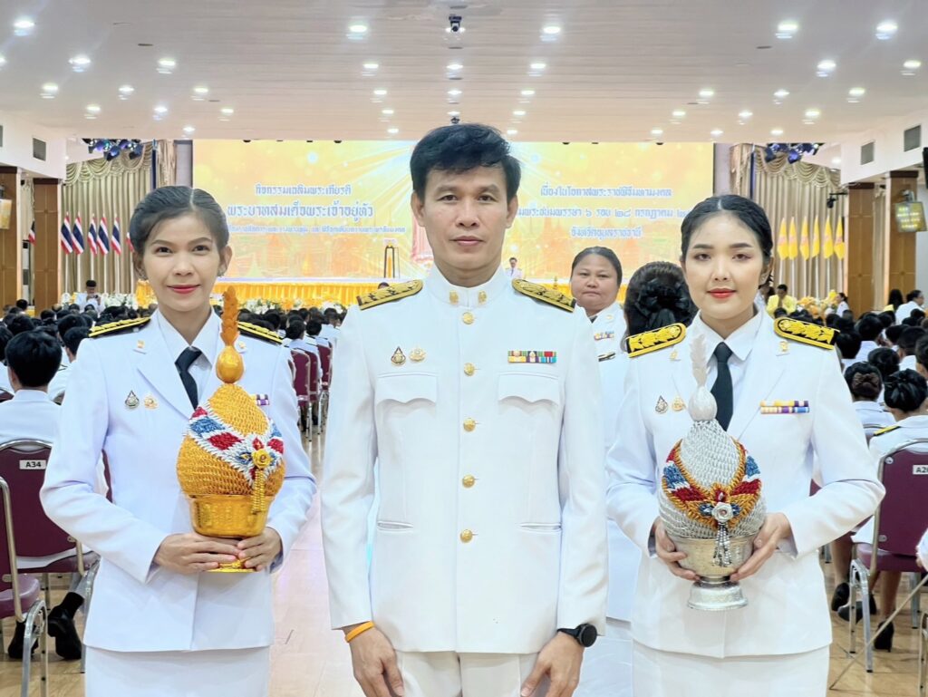 ร่วมพิธีถวายเครื่องราชสักการะ วางพานพุ่ม และจุดเทียนถวายพระพรชัยมงคล