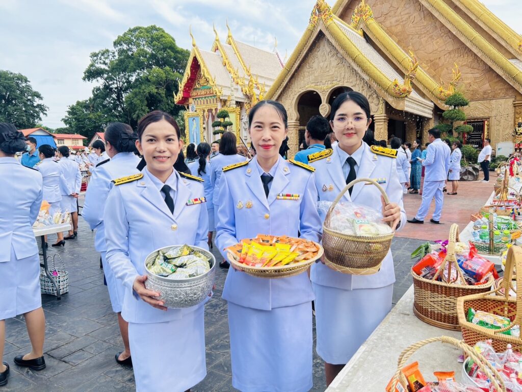 าร่วมพิธีทำบุญตักบาตรและลงนามถวายพระพร สมเด็จพระนางเจ้าสิริกิติ์ พระบรมราชินีนาถ พระบรมราชชนนีพันปีหลวง