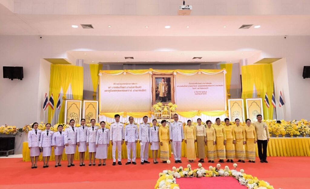 ร่วมพิธีเจริญพระพุทธมนต์ ทำบุญตักบาตรถวายพระราชกุศล และวางพานพุ่มดอกไม้ถวายราชสักการะ เนื่องในวันคล้ายวันพระบรมราชสมภพพระบาทสมเด็จพระบรมชนกาธิเบศร มหาภูมิพลอดุลยเดชมหาราช บรมนาถบพิตร วันชาติ และวันพ่อแห่งชาติ