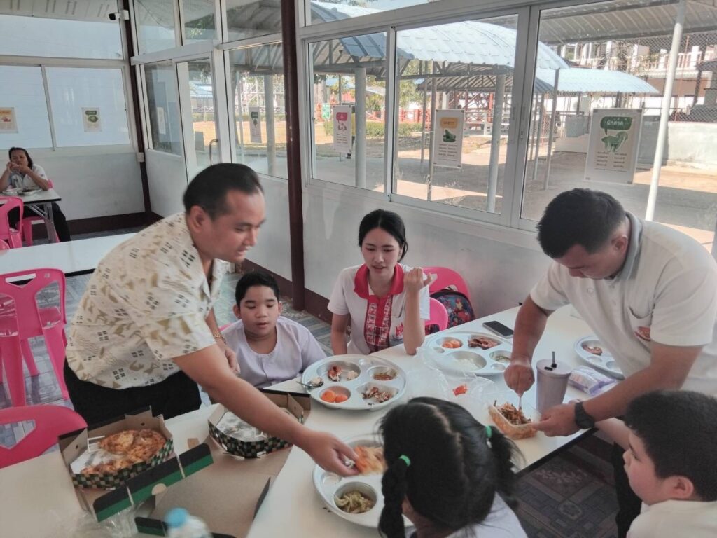 ขอขอบพระคุณ ครูแพรพลอย ครูชนินทร์ ที่สนับสนุนน้องคนพิเศษ