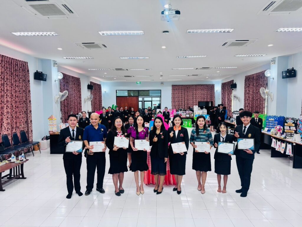 ร่วมชมนิทรรศการและเป็นคณะกรรมการตัดสินนิทรรศการผลงานครุนิพนธ์ เรื่อง “เปิดเส้นทางการเรียนรู้ สู่ความเป็นครูการศึกษาพิเศษ” สาขาวิชาการศึกษาพิเศษ คณะครุศาสตร์ มหาวิทยาลัยราชภัฏอุบลราชธานี