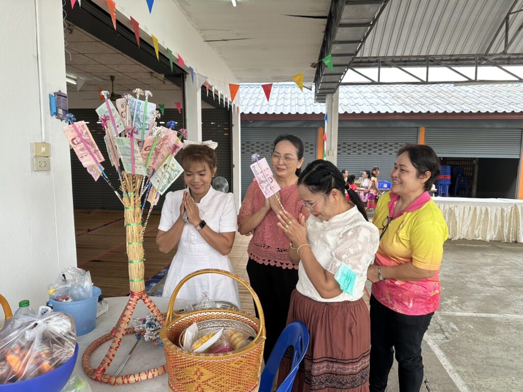 ร่วมพิธีทำบุญตักบาตร ถวายภัตตาหาร และร่วมทอดผ้าป่าสามัคคี 