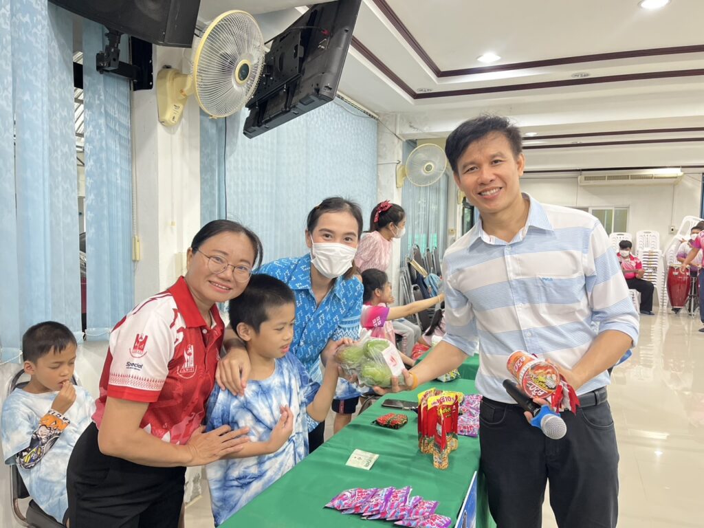 คณะครู นักเรียนและผู้ปกครอง จัดตลาดนัดหนูน้อย