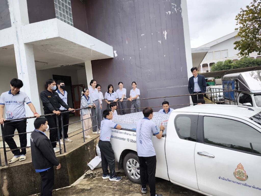 นำน้ำดื่ม “UBX” ของศูนย์การศึกษาพิเศษ เขตการศึกษา 10 จังหวัดอุบลราชธานี มอบสำหรับการช่วยเหลือและสร้างกำลังใจ ณ ศูนย์​อพยพ​ประชาชน