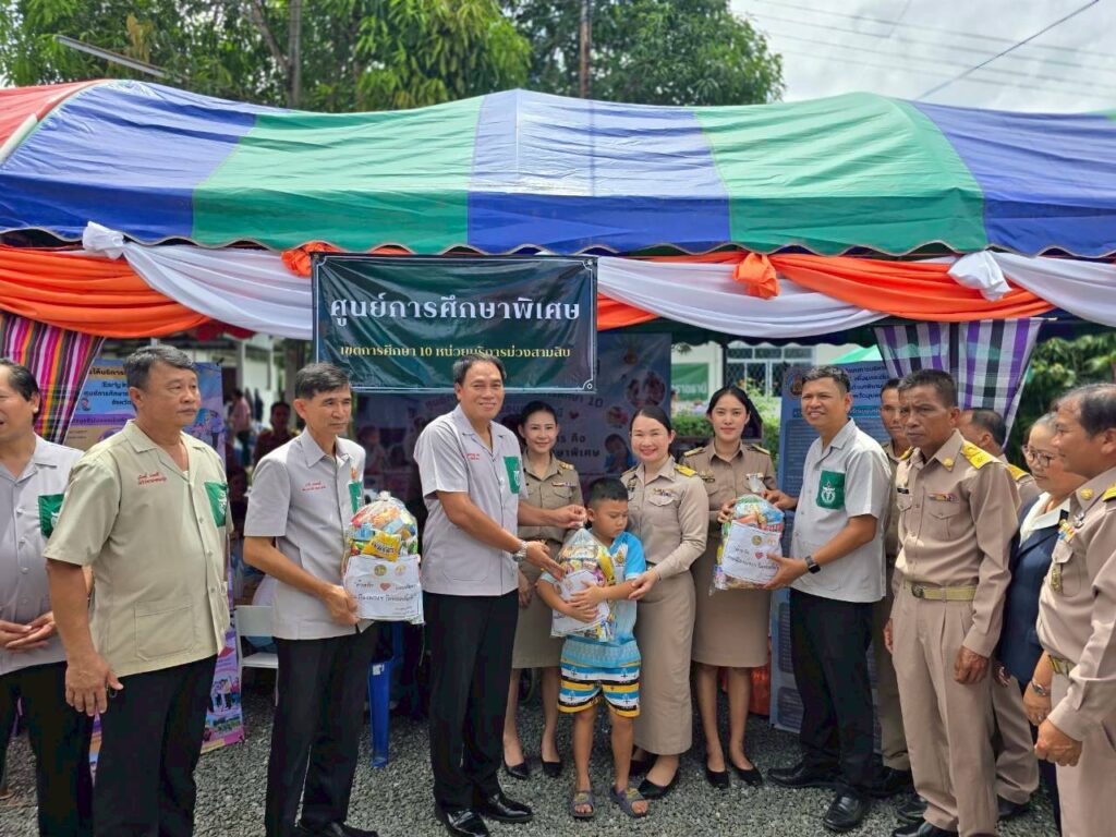 ร่วมกิจกรรมแพทย์อาสาสมเด็จพระศรีนครินทราบรมราชชนนี (พอ.สว.) บูรณาการร่วมกับหน่วยบริการอำเภอเคลื่อนที่ บำบัดทุกข์ บำรุงสุข สร้างรอยยิ้มให้ประชาชน