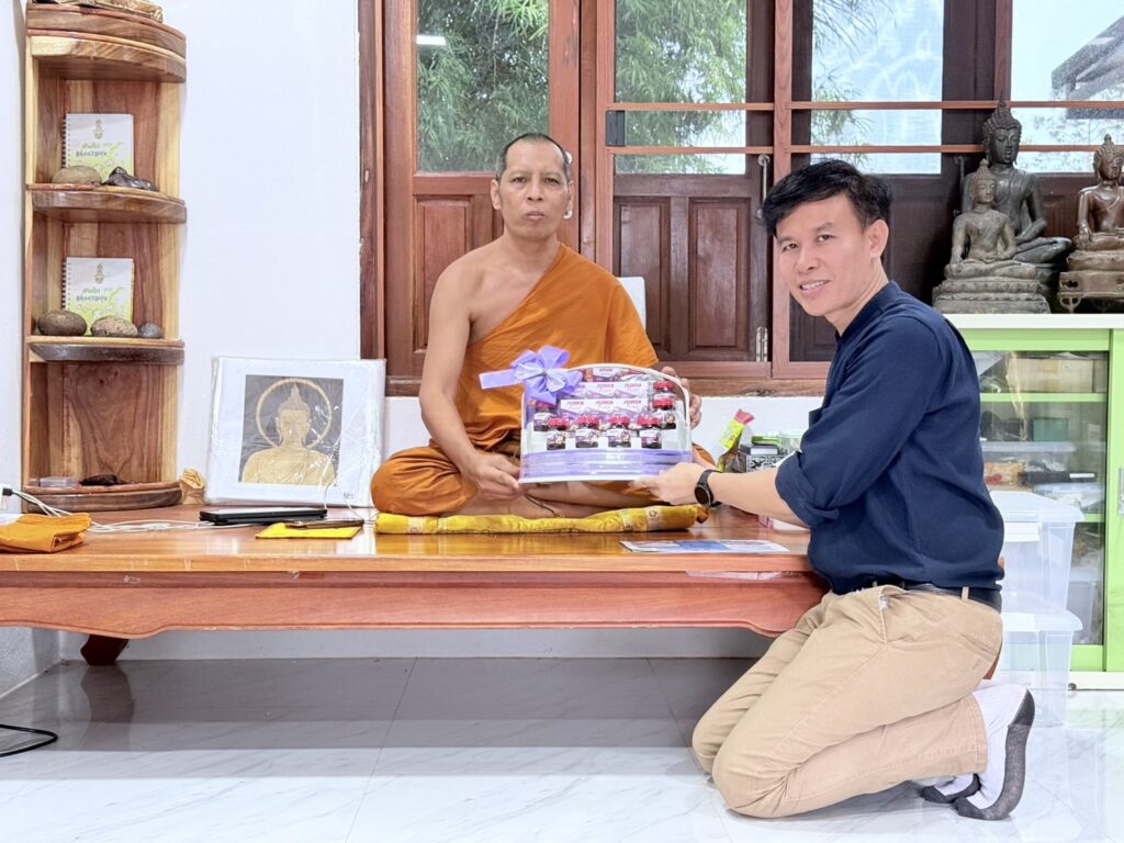 เข้ากราบนมัสการ “พระปัญญาวชิรโมลี เจ้าอาวาสวัดป่าศรีแสงธรรม” และในโอกาสนี้ ได้ขอคำแนะนำในการวางระบบโซล่าเซลล์