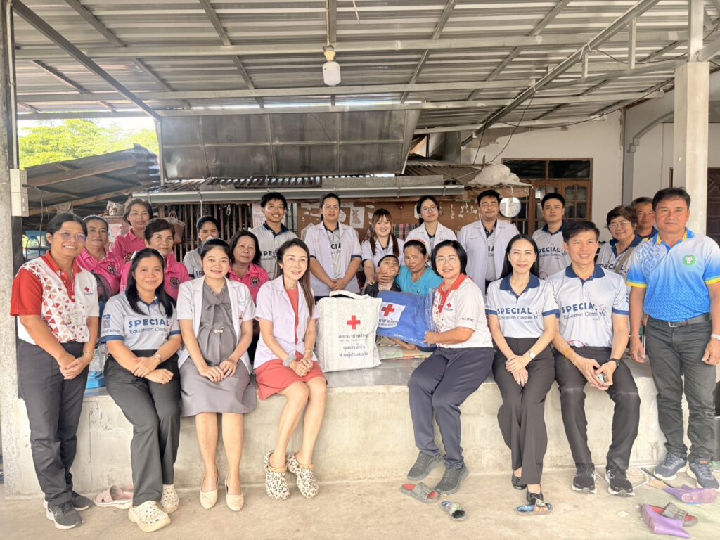 “ ลงพื้นที่ออกให้บริการสหวิชาชีพสัญจรและดำเนินงานฟื้นฟูสมรรถภาพคนพิการโดยครอบครัวและชุมชน ” และได้รับการสนับสนุนเครื่องอุปโภค บริโภค ถุงยังชีพ จากสถานีกาชาดที่ 7 จังหวัดอุบลราชธานี