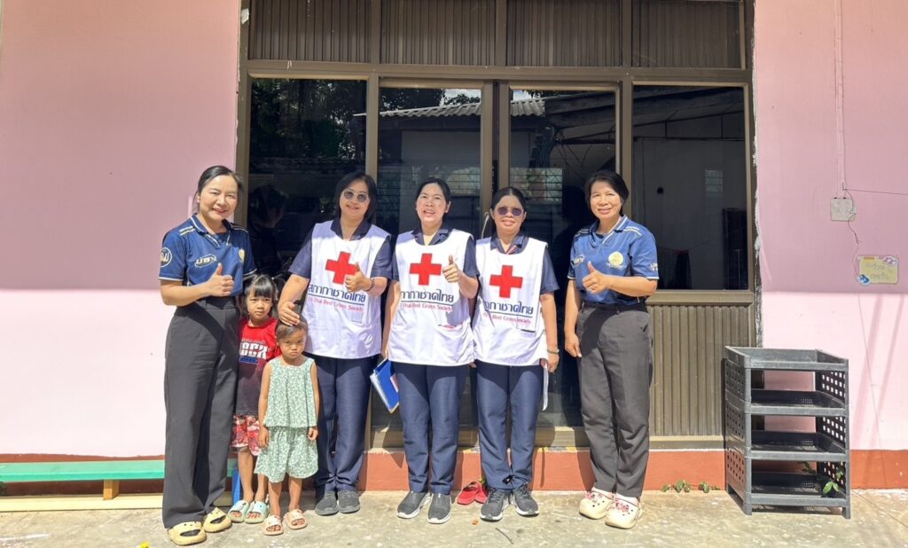 สถานีกาชาดที่ 7 จังหวัดอุบลราชธานี ในการออกพื้นที่มอบสิ่งของอุปโภค บริโภค ให้แก่ นักเรียน ผู้ปกครอง และคณะครู