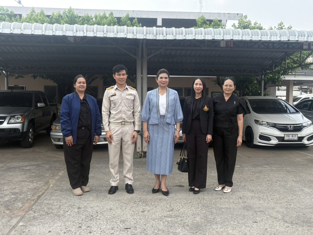 รับมอบโรงจอดรถเคลื่อนที่จาก นางฐิติวรดา เทพเสนา นายกเหล่ากาชาดจังหวัดอุบลราชธานี เพื่อใช้เป็นสถานที่จอดรถชั่วคราวอำนวยความสะดวก แก่ผู้ปกครอง นักเรียน และผู้มาติดต่อราชการ